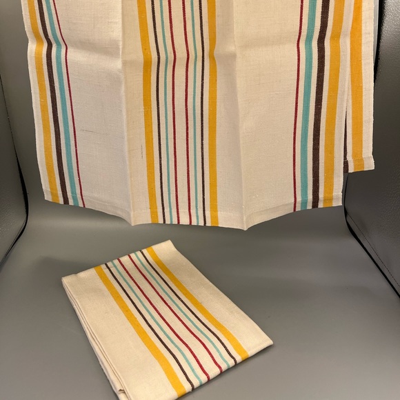 GROUP OF TWO VINTAGE KITCHEN TOWELS
Handmade / Linen